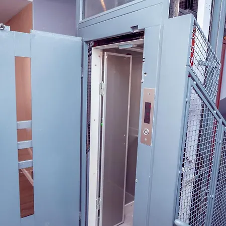 Chic Elite - Square- Self Check-in Metro 3 Min